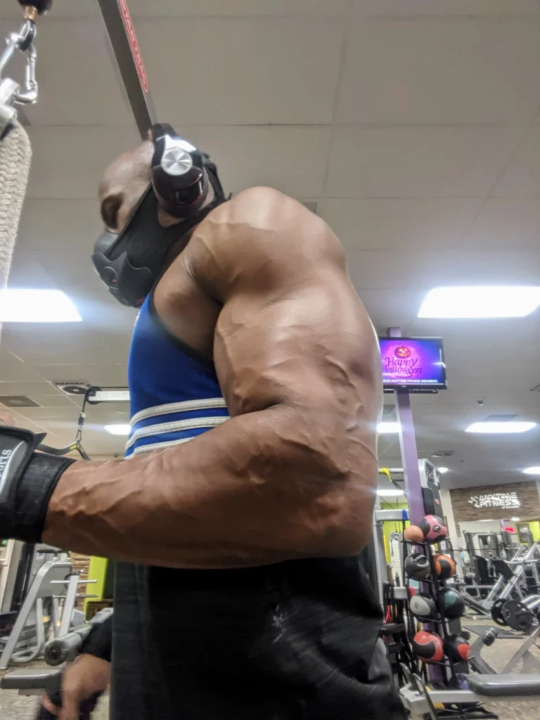 az respes with mask in the gym during pandemic